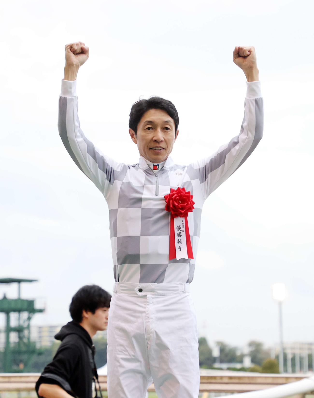 ガッツポーズする武豊騎手（撮影・鈴木正人）