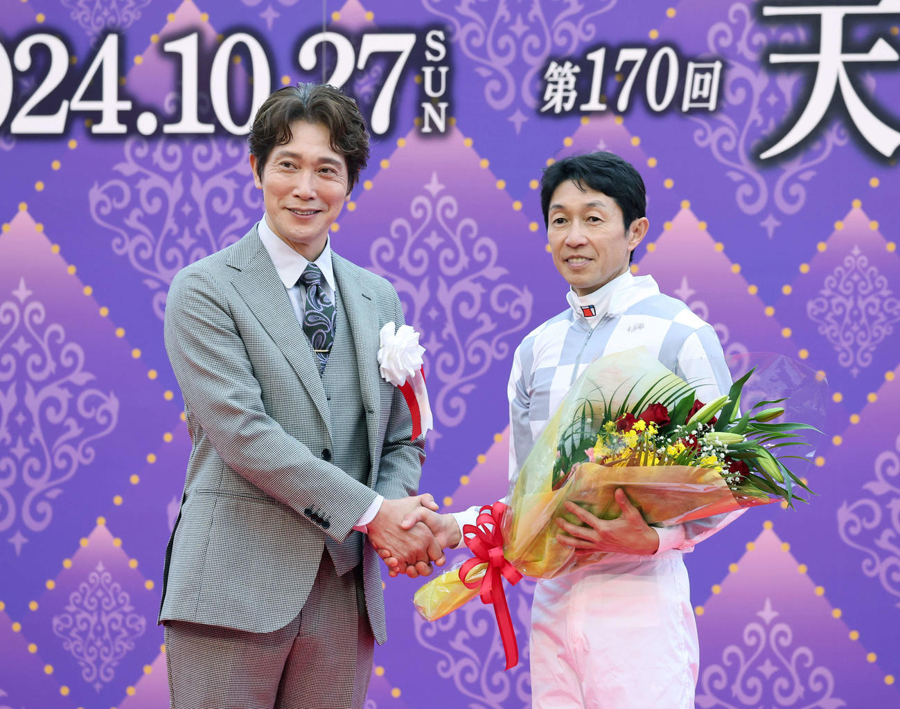 握手して写真に納まる佐々木蔵之介（左）と武豊騎手（撮影・鈴木正人）