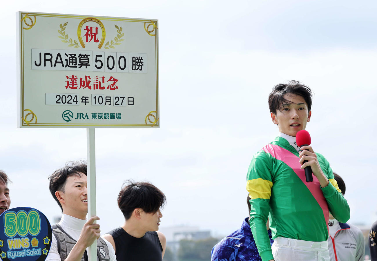 JRA通算500勝を達成した坂井瑠星騎手（撮影・鈴木正人）