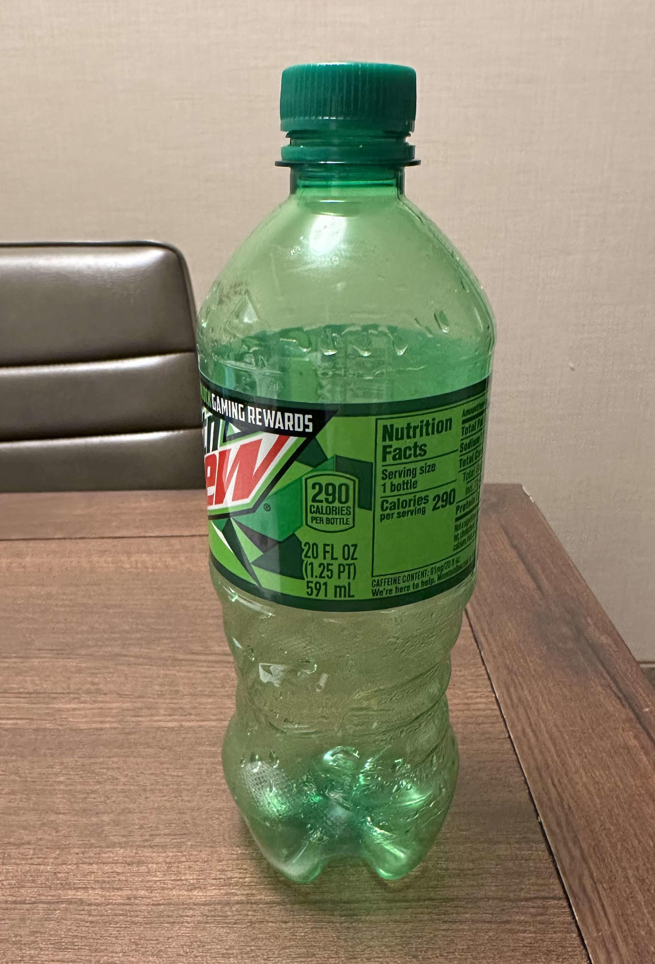 空港で3・99ドル（621円）にて買った炭酸ジュース。大事に少しずつ飲みました