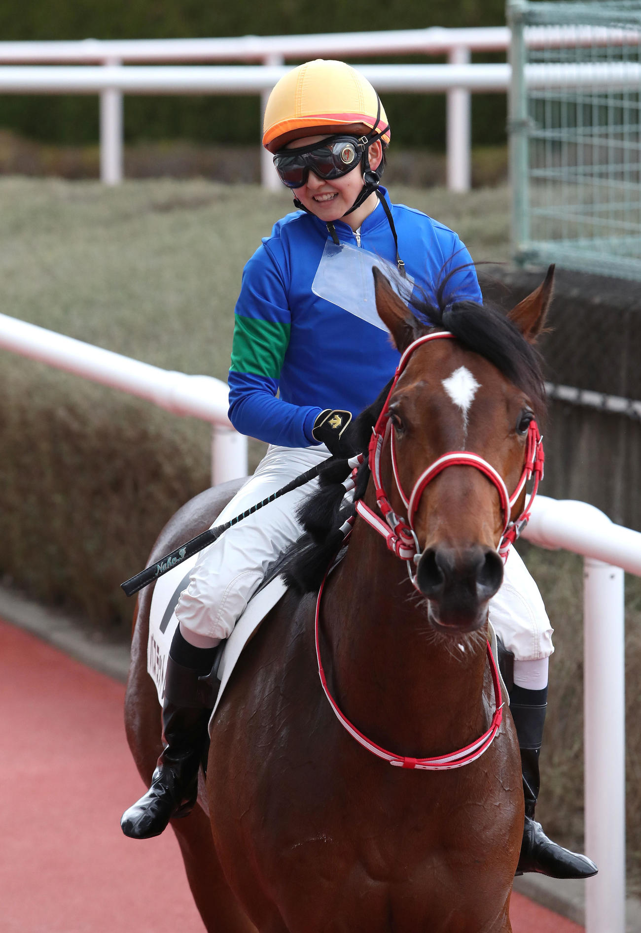 21年3月、バスラットレオンで初勝利を挙げて引き揚げる古川奈穂騎手