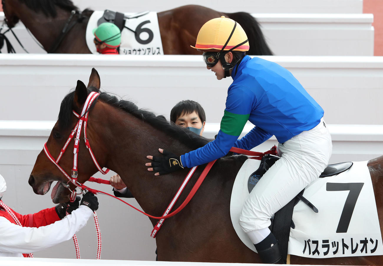 21年3月、初勝利を挙げた相棒のバスラットレオンをねぎらう古川奈穂騎手