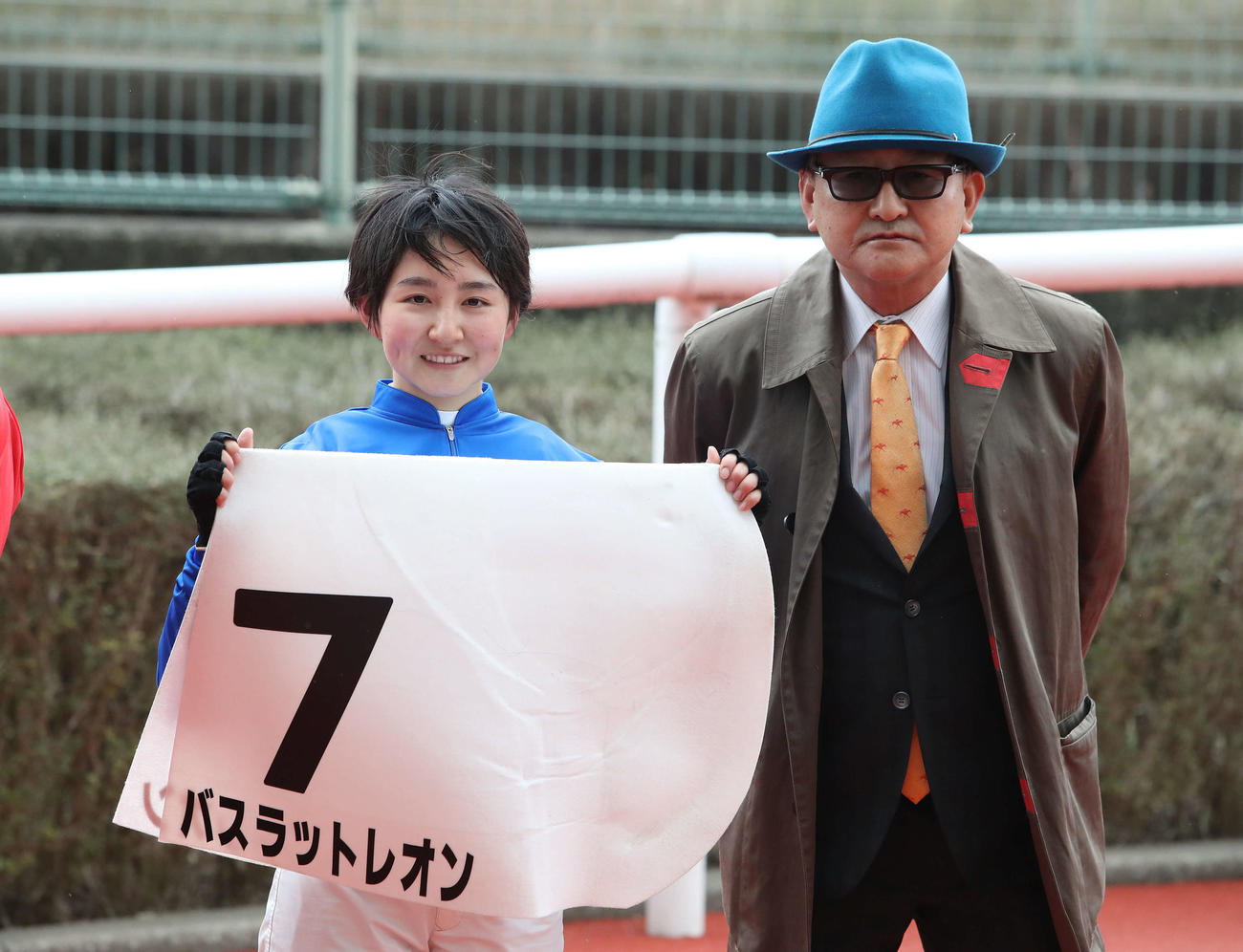 21年3月、待望の初勝利を挙げて笑顔がはじける古川奈穂騎手。右は師匠の矢作師