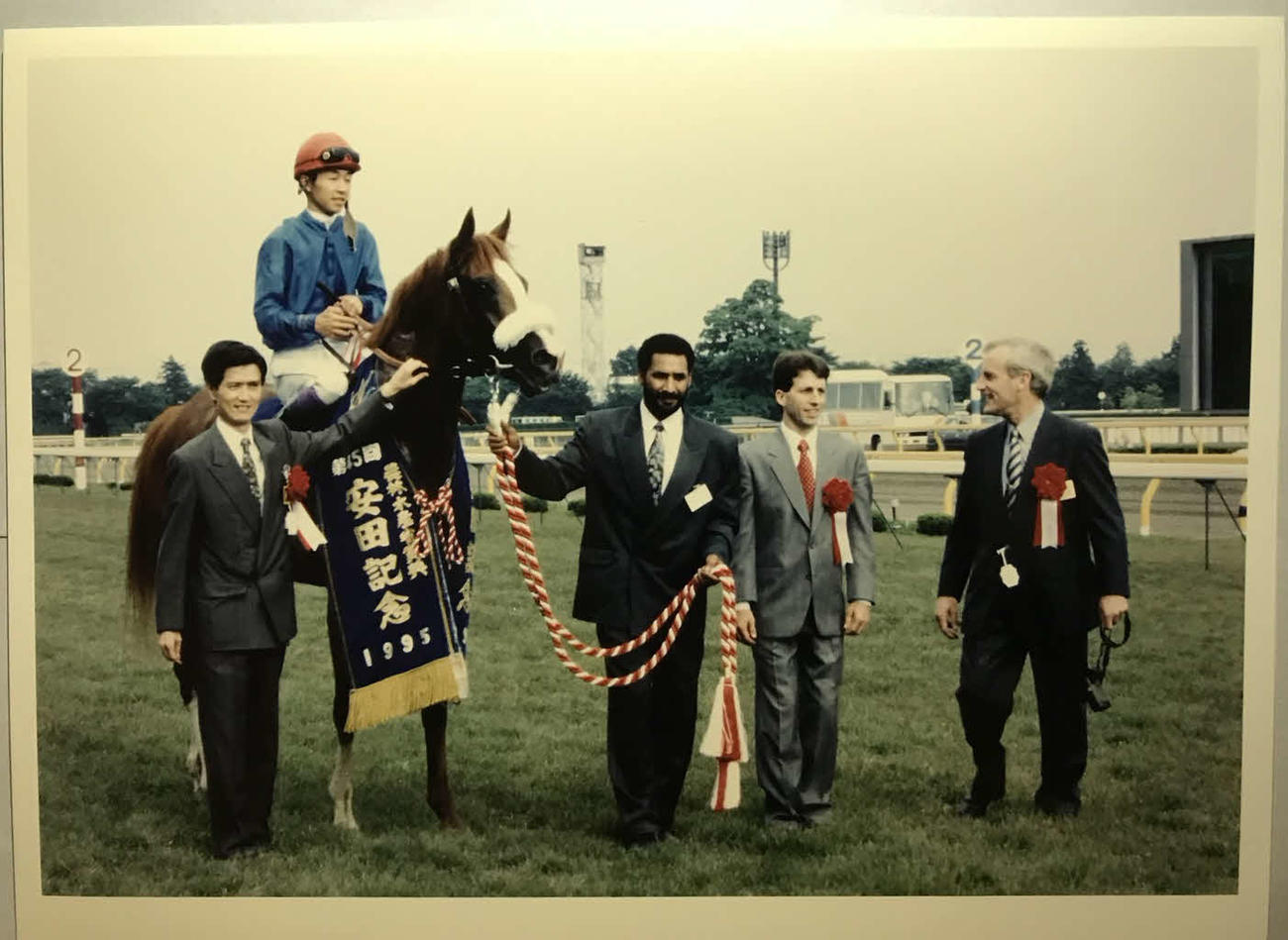 95年安田記念はゴドルフィンのハートレイクが勝利。リー師（当時助手）は右から2人目（本人提供）
