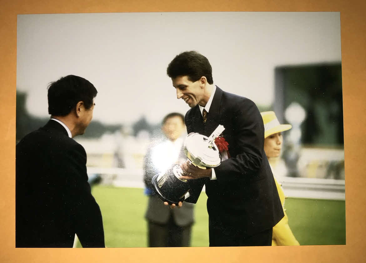 ハートレイクで安田記念を制し、表彰を受けるリー師（当時助手）（本人提供写真）