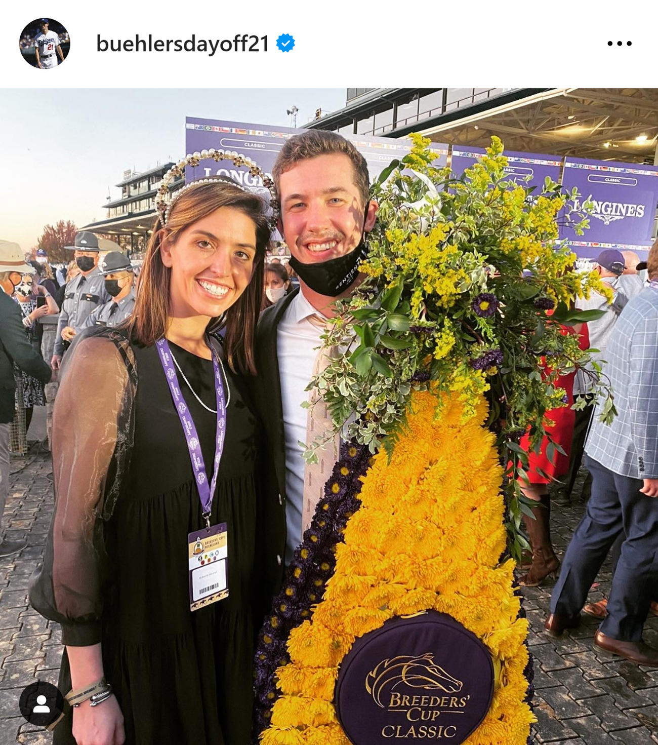 20年、ブリーダーズカップの優勝レイを手に笑顔のビューラー（ビューラーのインスタグラムから）
