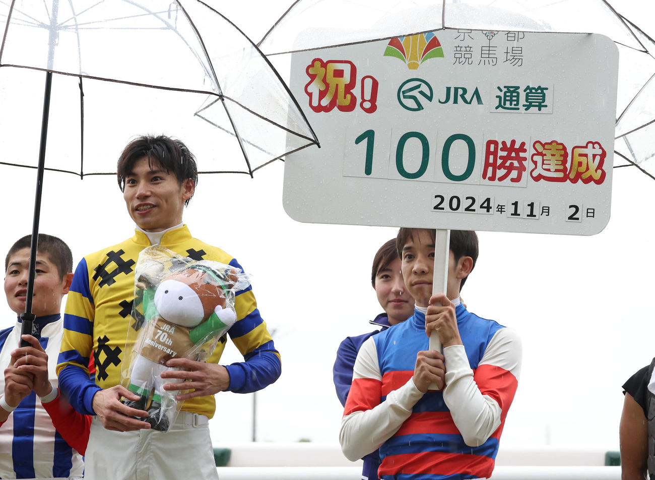 京都5RでJRA通算100勝を達成した長岡騎手（左）（撮影・白石智彦）