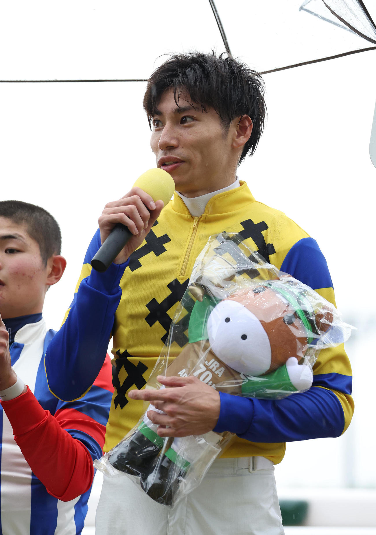 京都5RでJRA通算100勝を達成し、インタビューに答える長岡騎手（撮影・白石智彦）
