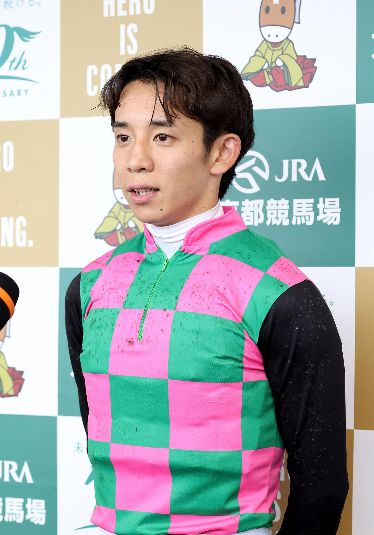 共同インタビューに答えるファンタジーSを勝利した団野騎手（撮影・白石智彦）