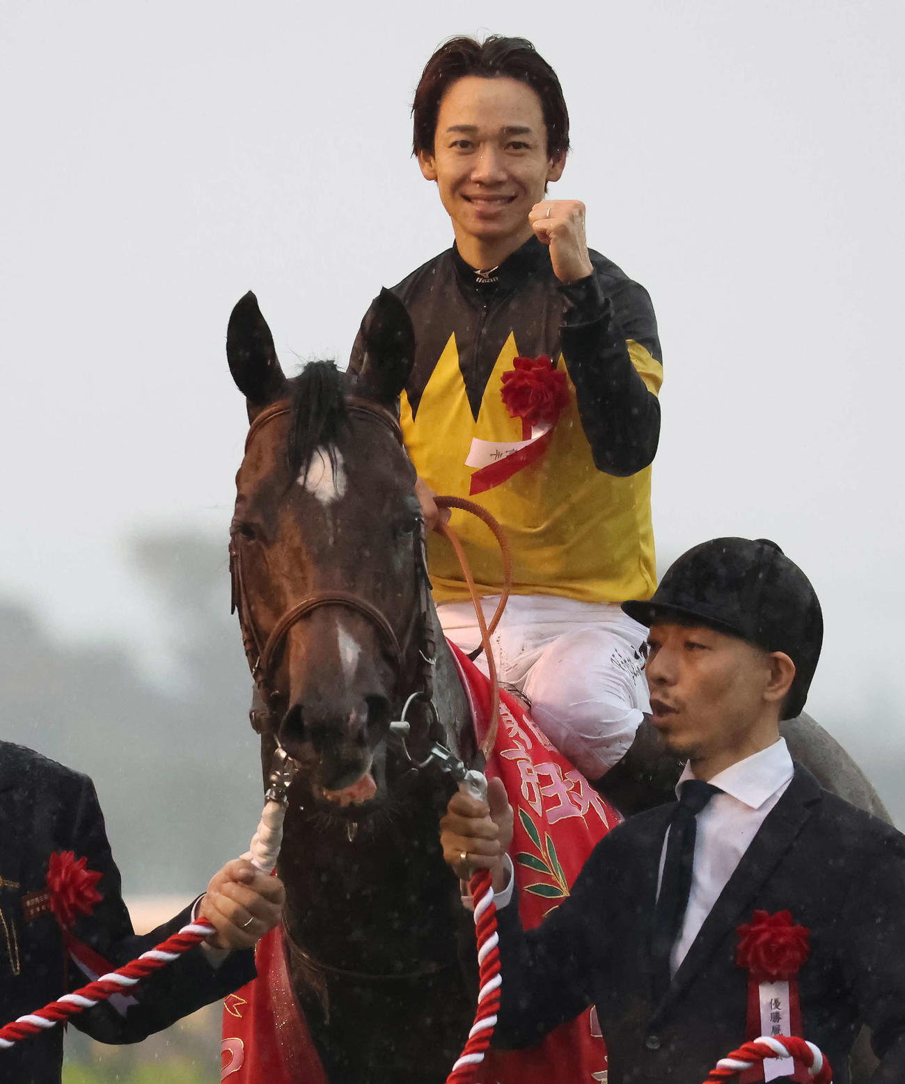 京王杯2歳Sを制したパンジャタワーの馬上でガッツポーズを決めると松山騎手