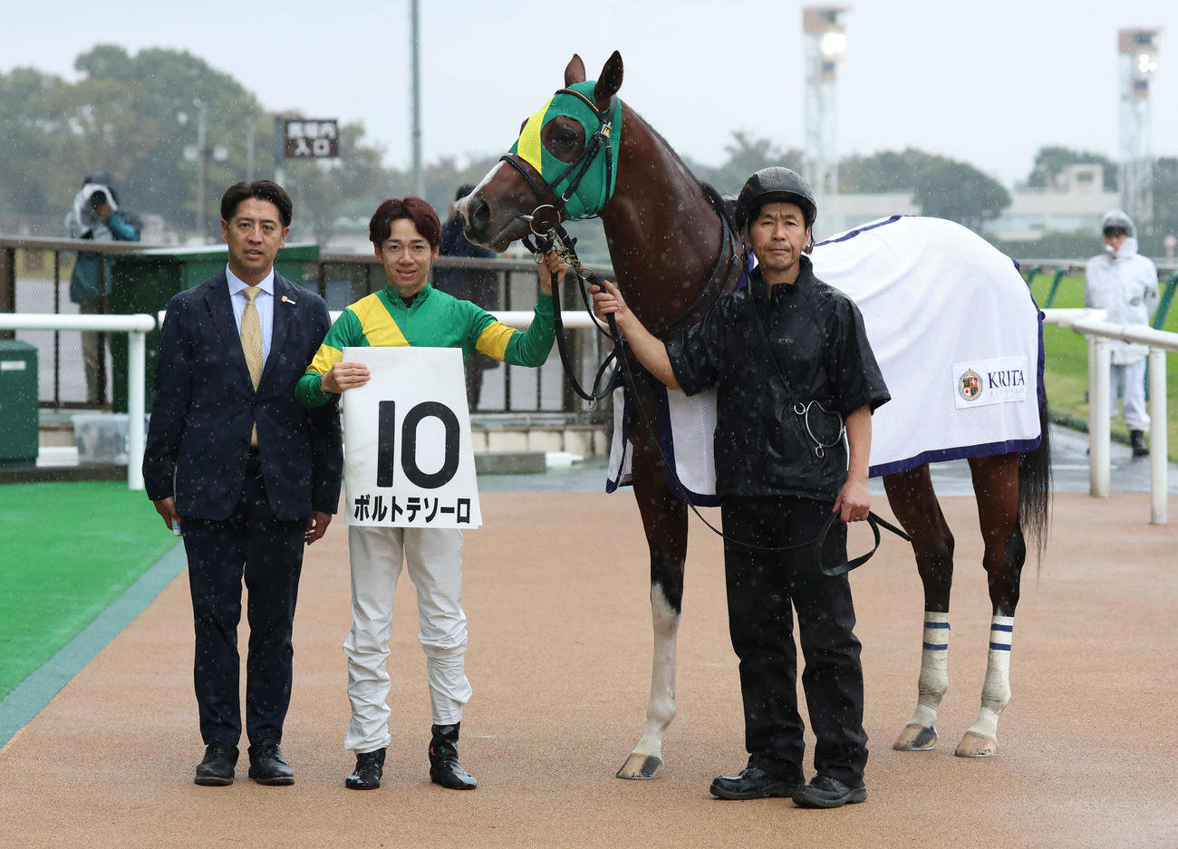東京6R、2歳新馬戦を制したボルトテソーロの口取りをする栗田師と松山騎手（撮影・丹羽敏通）