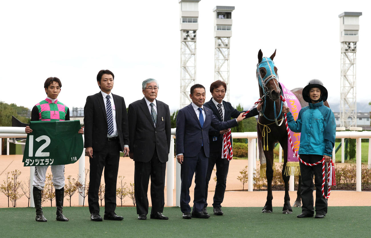 京都11R、ファンタジーSを勝利したダンツエランと口取りに並ぶ団野騎手（左）（撮影・白石智彦）