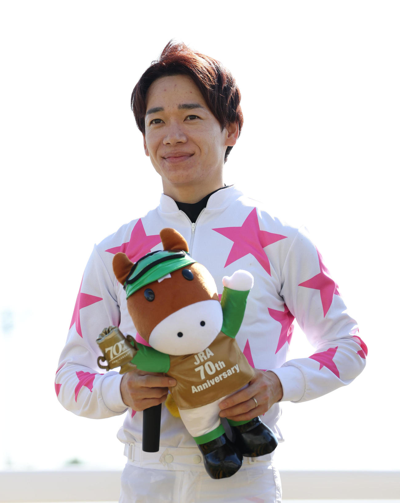 京都1Rで年間100勝を達成して笑顔を見せる松山騎手（撮影・白石智彦）