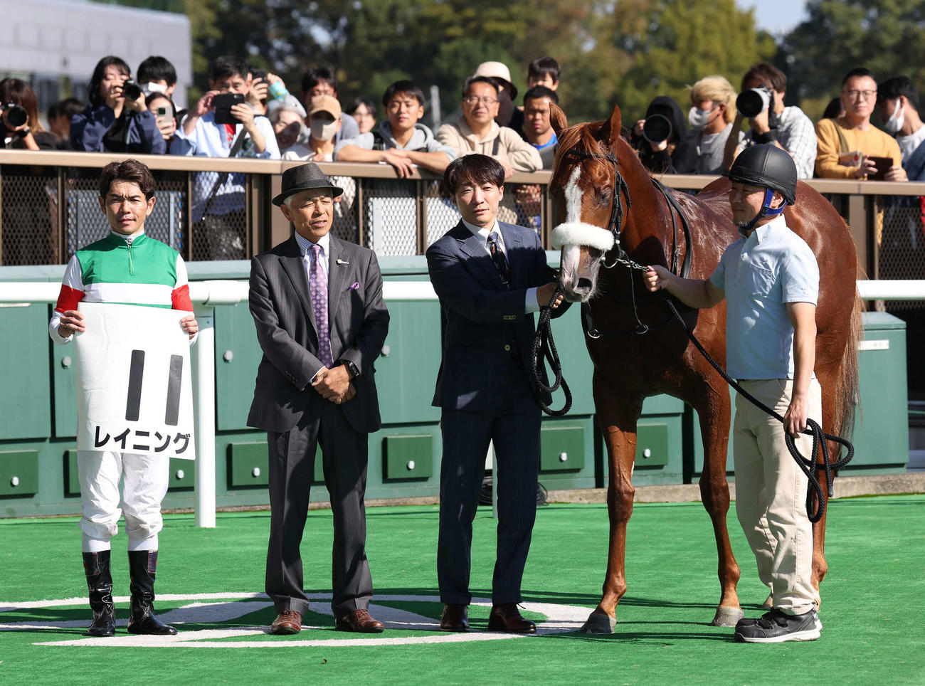 東京5R、2歳新馬戦を制したレイニングの口取りをする戸崎騎手と国枝師（撮影・丹羽敏通）