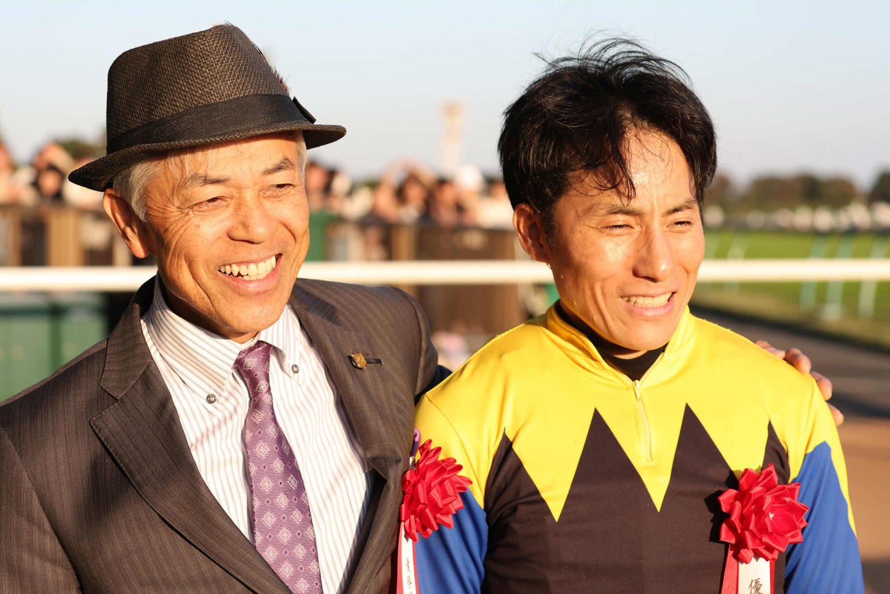 ハヤヤッコでアルゼンチン共和国杯を制した国枝師（左）と吉田豊騎手（撮影・丹羽敏通）