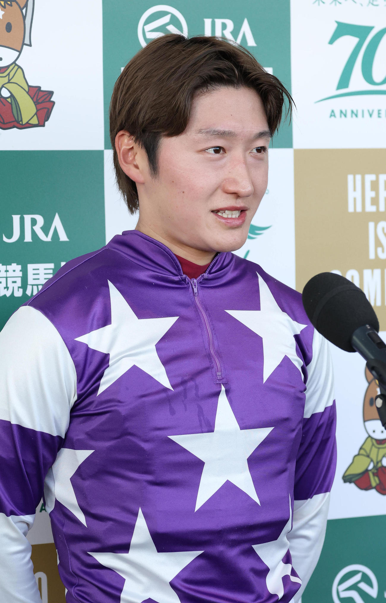 みやこSに勝利し共同インタビューに答える鮫島駿騎手（撮影・白石智彦）