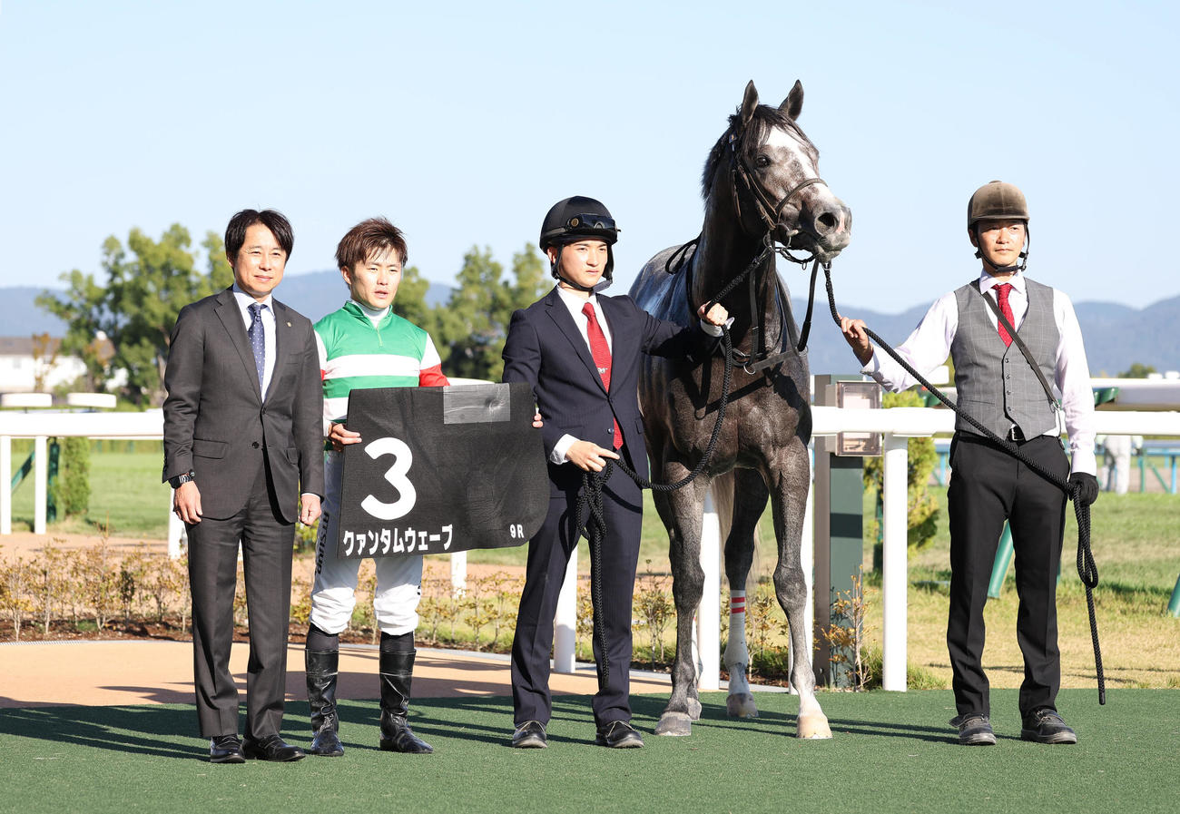 京都9R、もちの木賞を制したクァンタムウェーブと口取りに並ぶ西村淳騎手（左から2人目）（撮影・白石智彦）