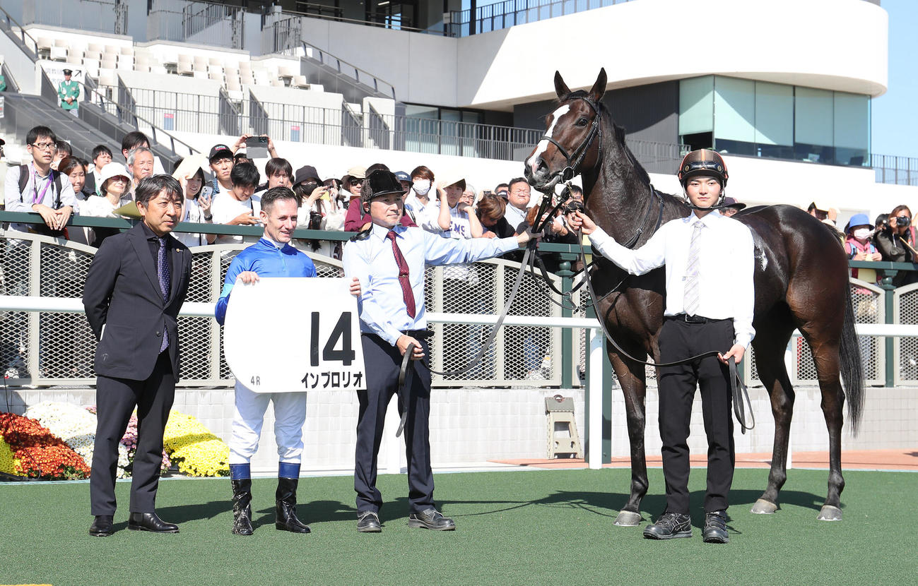 京都4R、新馬戦を制したインブロリオと口取りに並ぶM・デムーロ騎手（左前から2人目）（撮影・白石智彦）