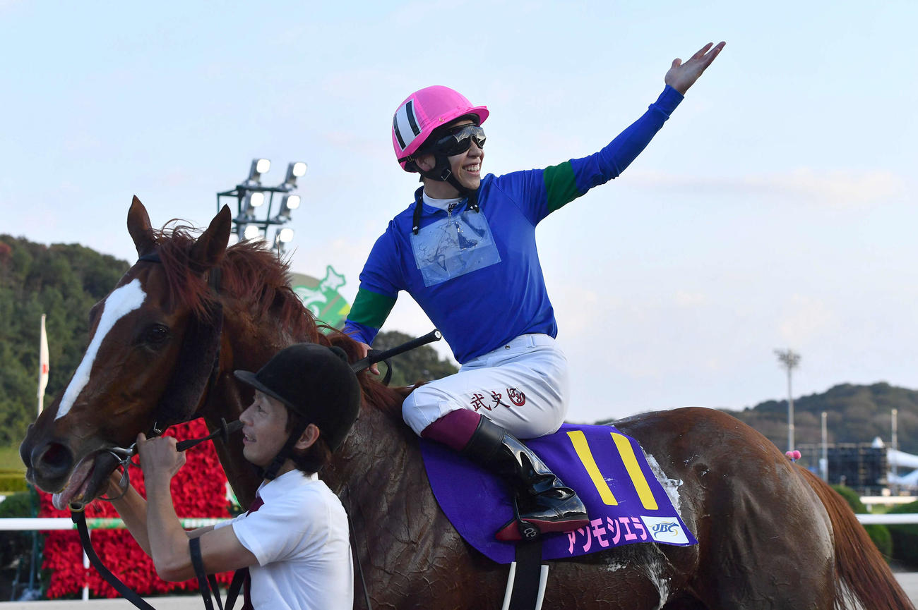 佐賀9R・JBCレディスクラシック　アンモシエラに騎乗して勝利し、観客に笑顔で手を振る横山武史騎手（撮影・岩下翔太）