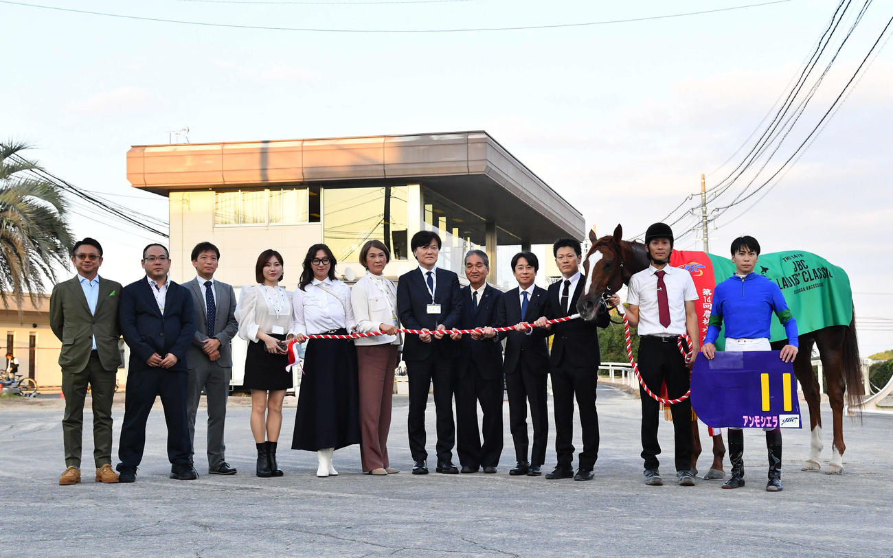 佐賀9R・JBCレディスクラシック　勝利し写真に納まるアンモシエラと横山武史騎手（撮影・岩下翔太）