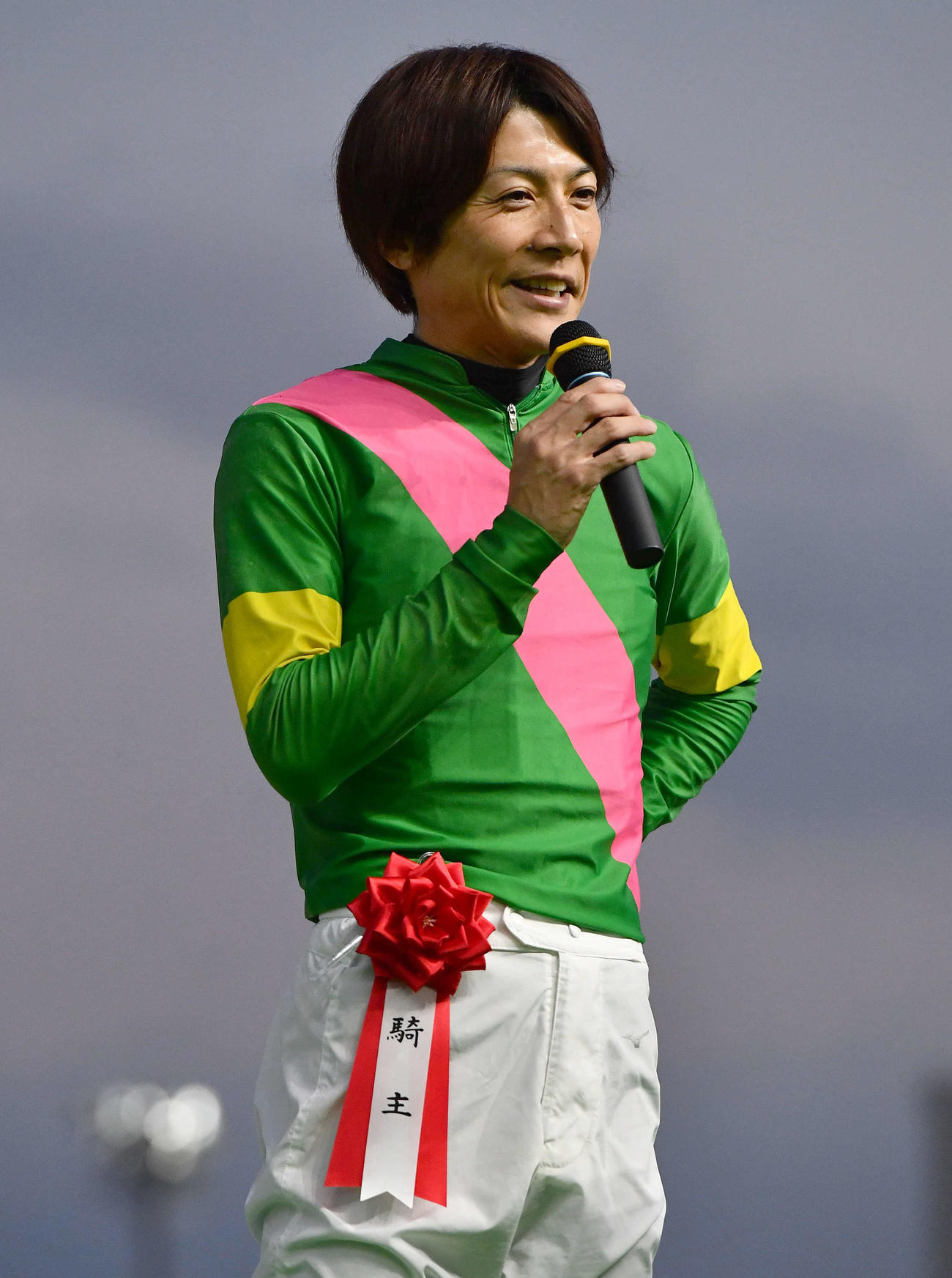 JBCスプリント　タガノビューティーに騎乗して勝利し、表彰式でインタビューを受ける石橋脩騎手