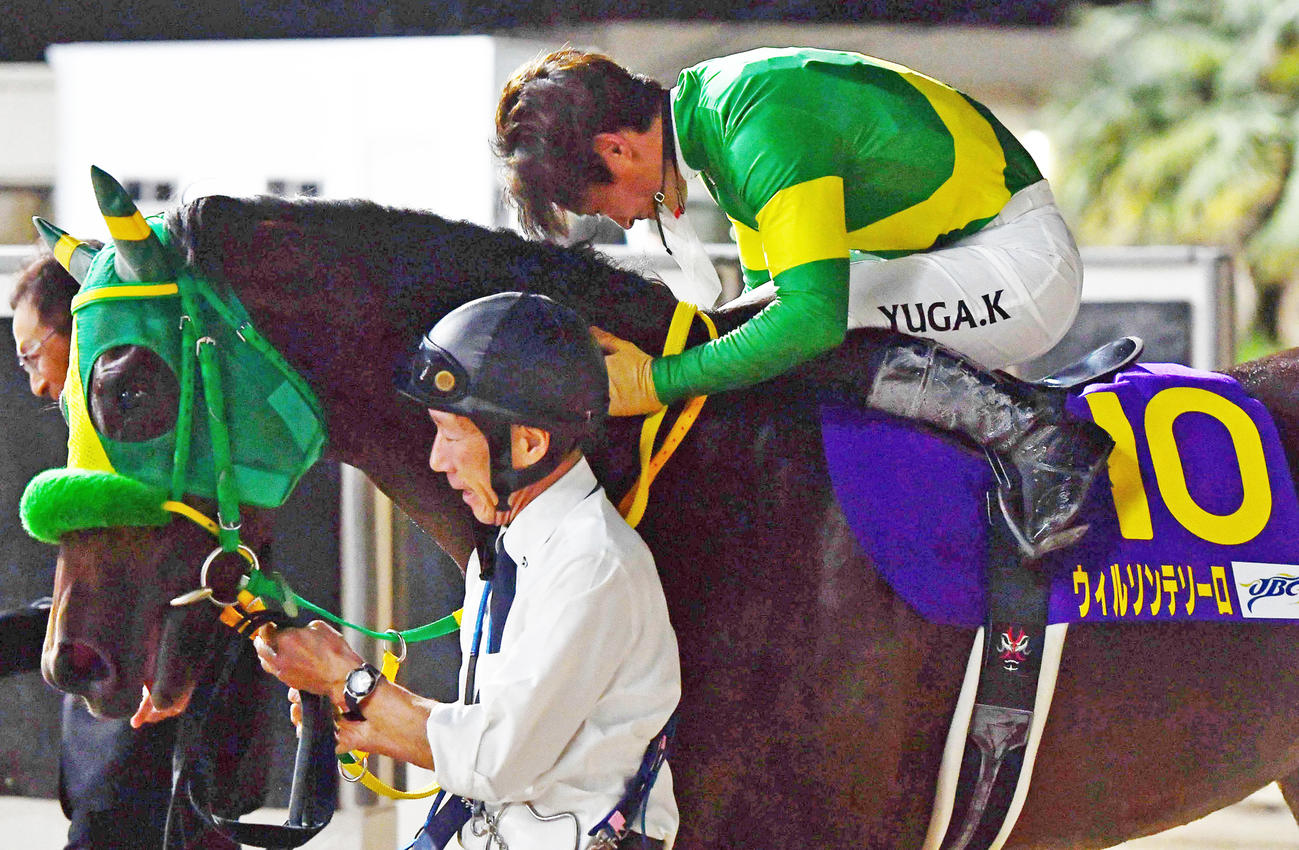 JBCクラシックを制し、ウィルソンテソーロの首に抱きつく川田騎手（撮影・岩下翔太）