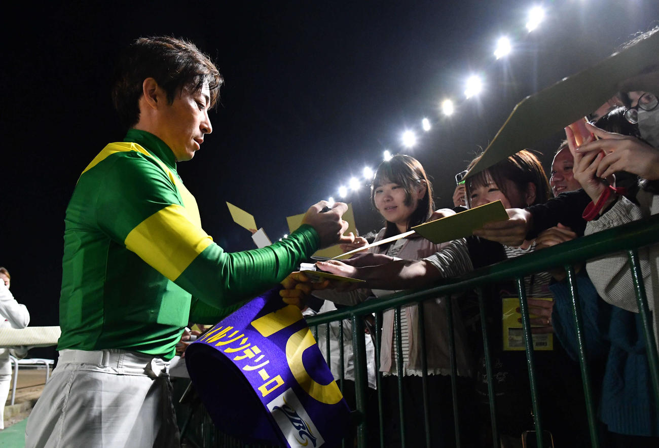 JBCクラシックをウィルソンテソーロで勝利し、ファンにサインする川田将雅騎手（撮影・岩下翔太）