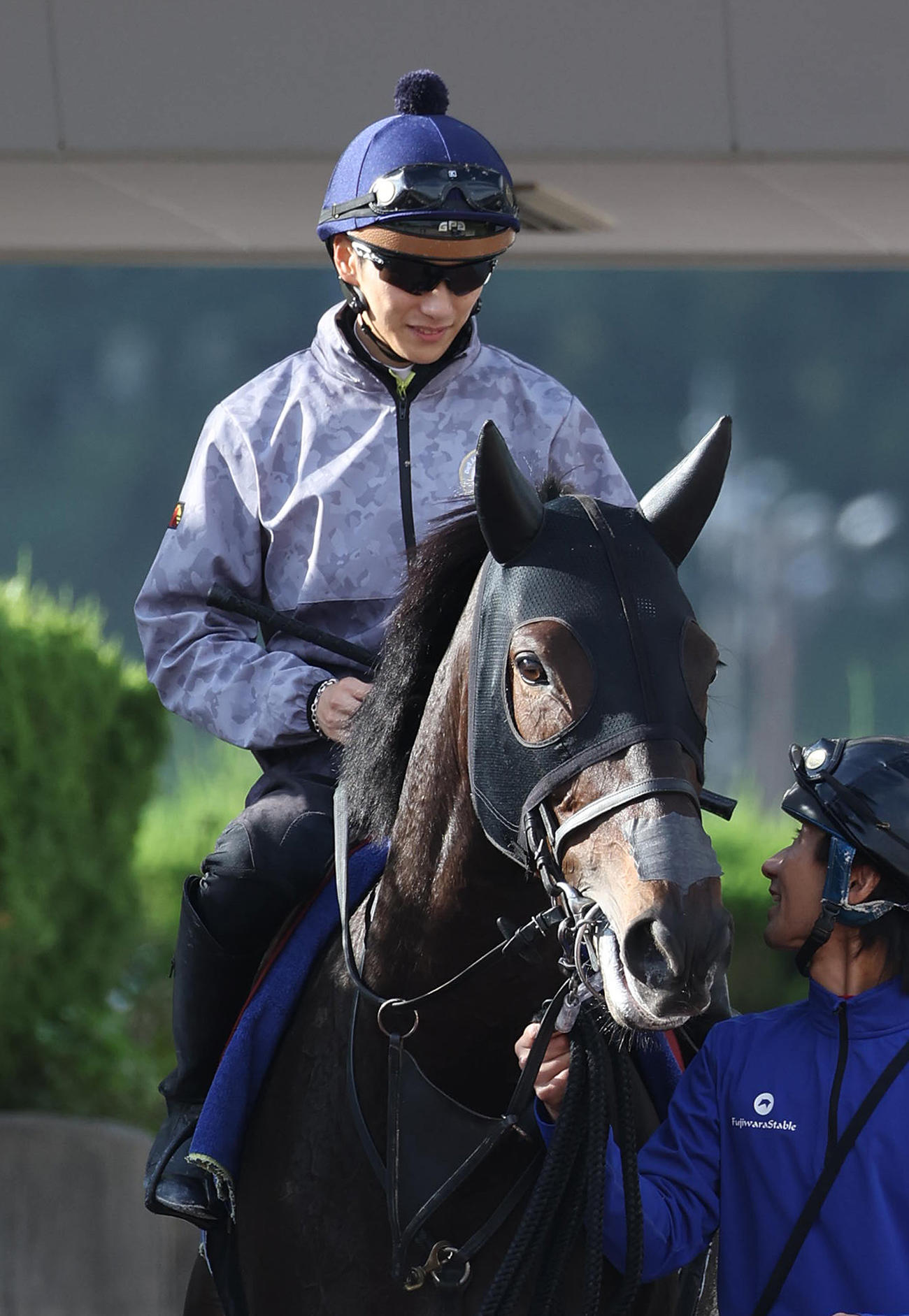 坂井騎手を背に調教から引き揚げるホールネス（撮影・白石智彦）