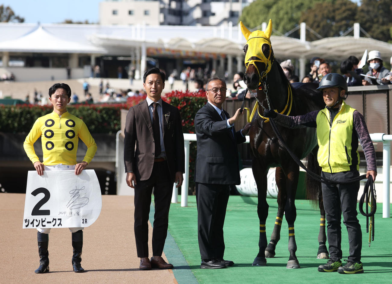 東京2R未勝利で1着のツインピークスと、左から菅原明良騎手、1人置いて高木登調教師（撮影・柴田隆二）