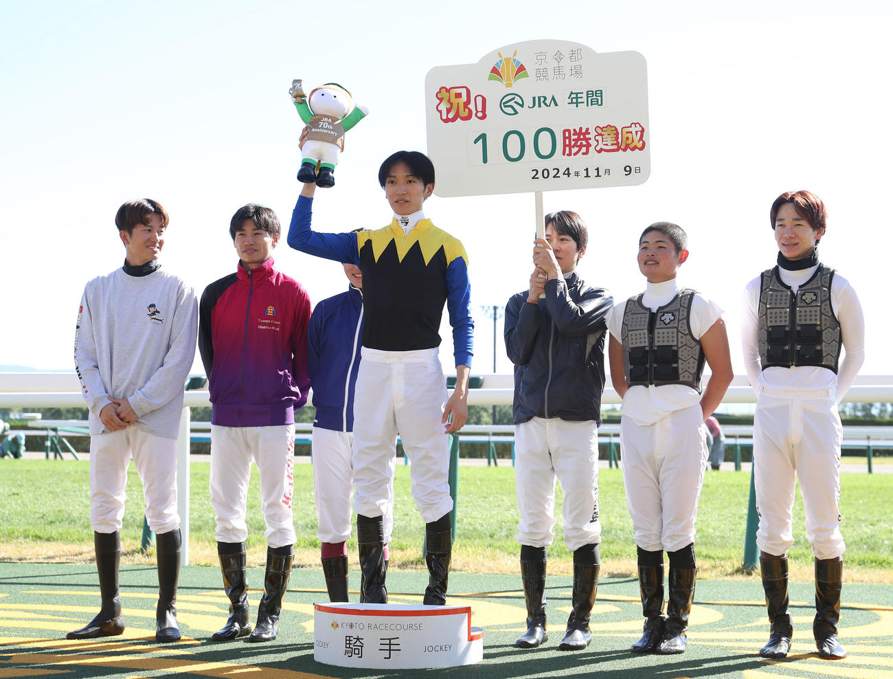 京都3R、年間100勝を達成して騎手仲間と記念写真に納まる坂井瑠星騎手（中央）（撮影・白石智彦）
