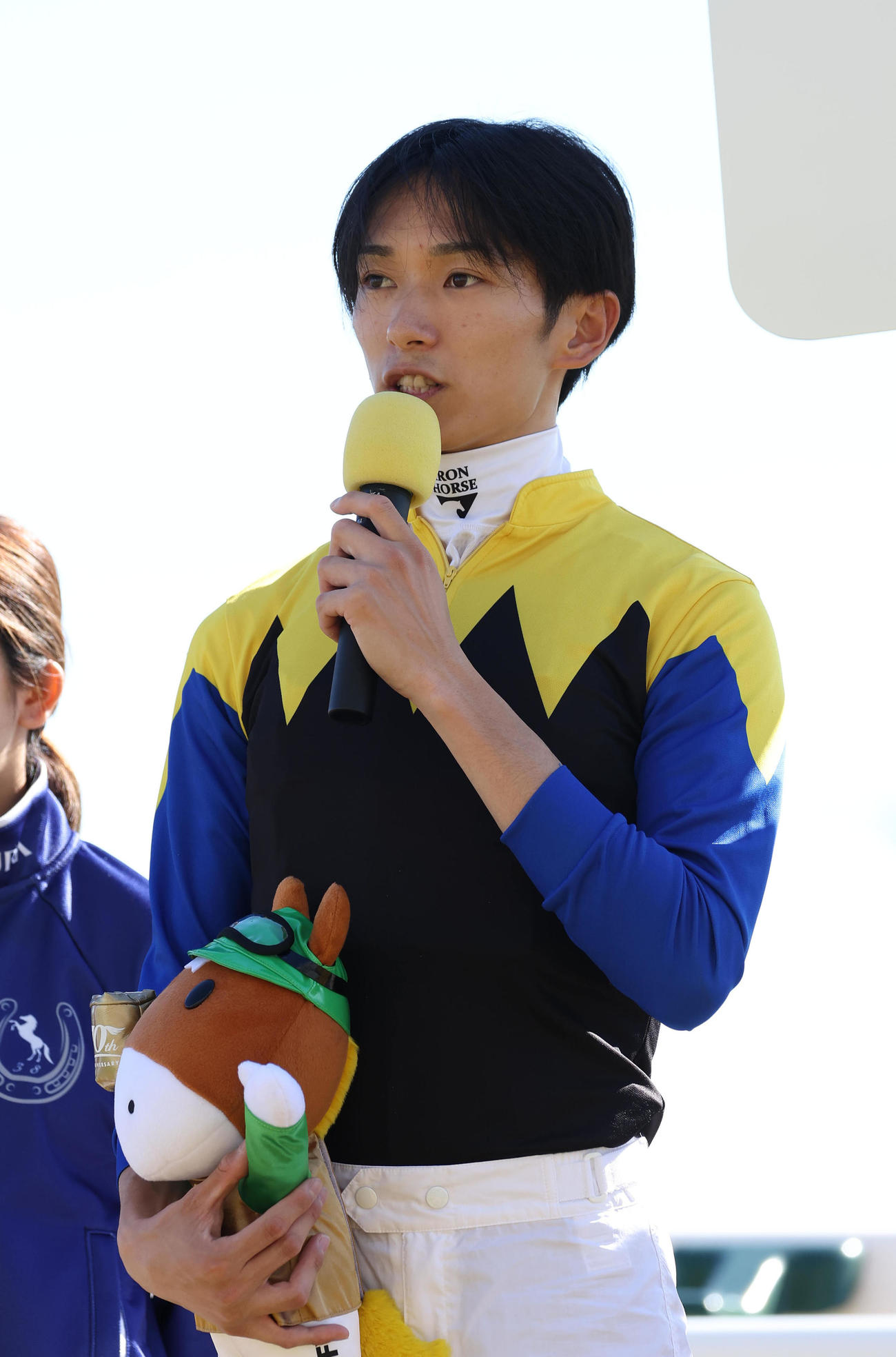京都3R、年間100勝を達成してインタビューに答える坂井騎手（撮影・白石智彦）