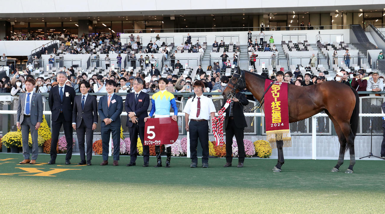 京都11R、デイリー杯2歳Sを制したランフォーヴァウと口取り並ぶ坂井騎手（右から3人目）（撮影・白石智彦）