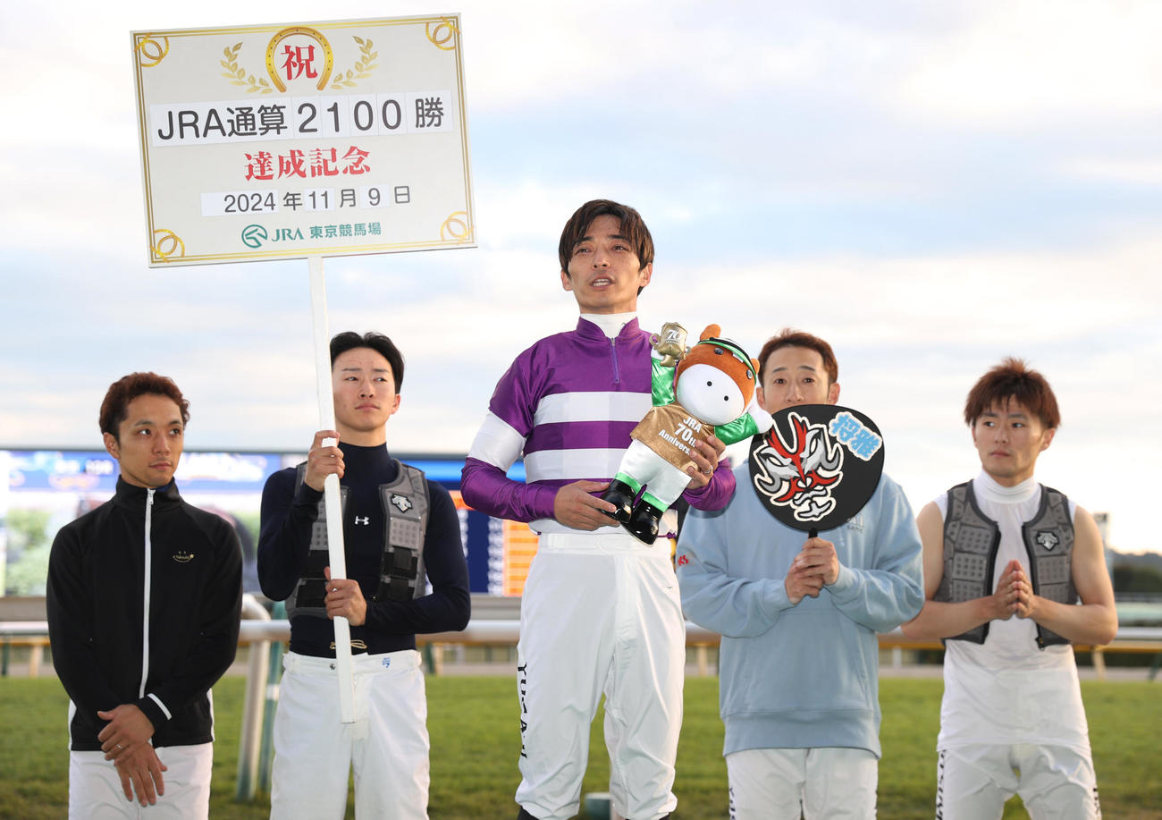 エンペラーワケアで武蔵野Sを制し、JRA通算2100勝を達成した川田騎手（中央）（撮影・柴田隆二）