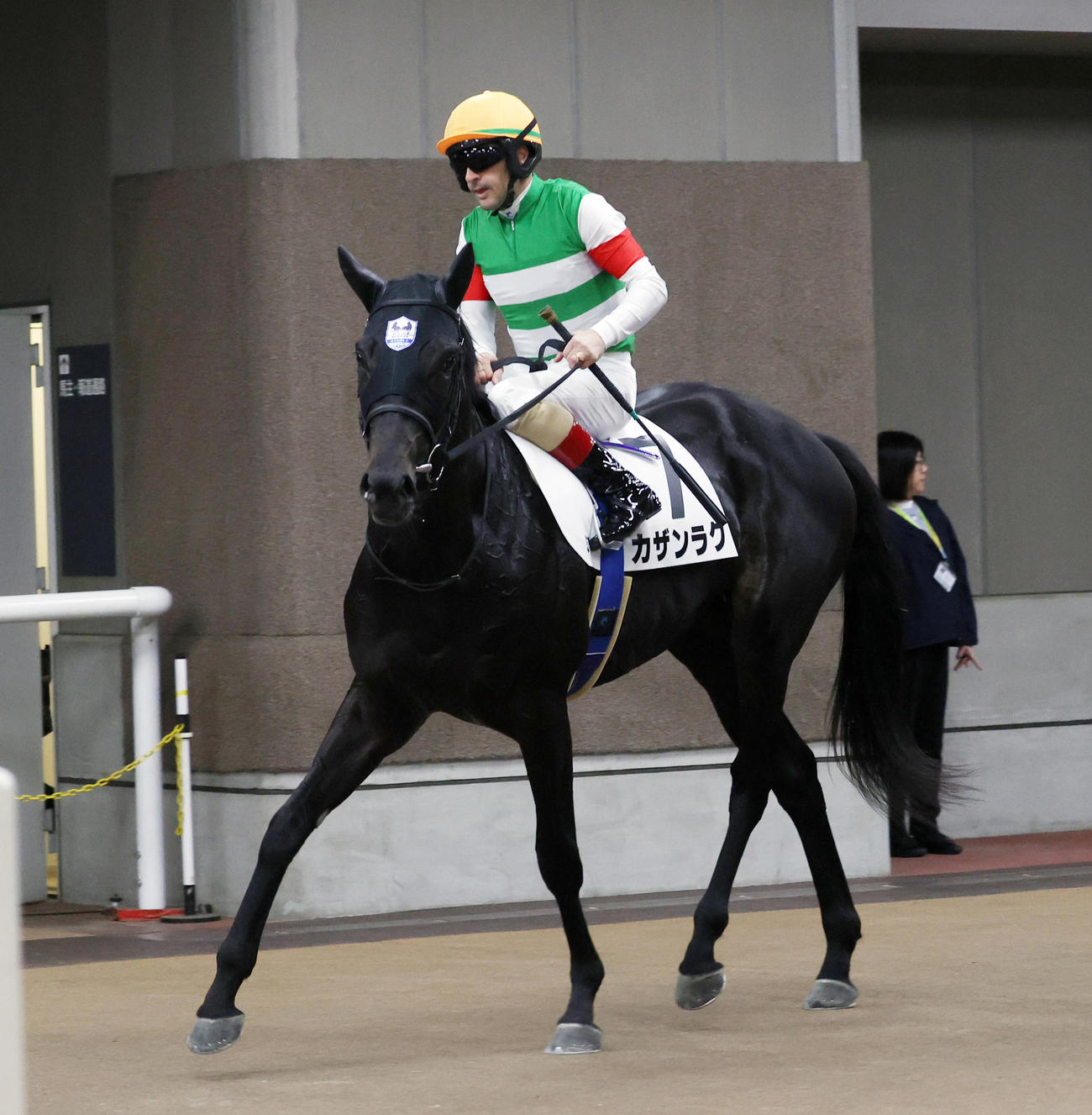 東京5R、新馬戦を制したカザンラクとルメール騎手（撮影・柴田隆二）