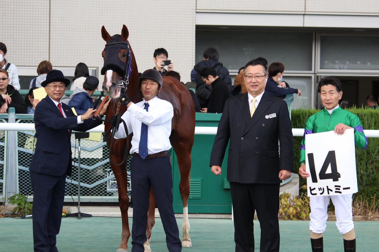 福島6R新馬戦を制したヒットミーと口取りに並ぶ柴田善臣騎手（右から1人目）