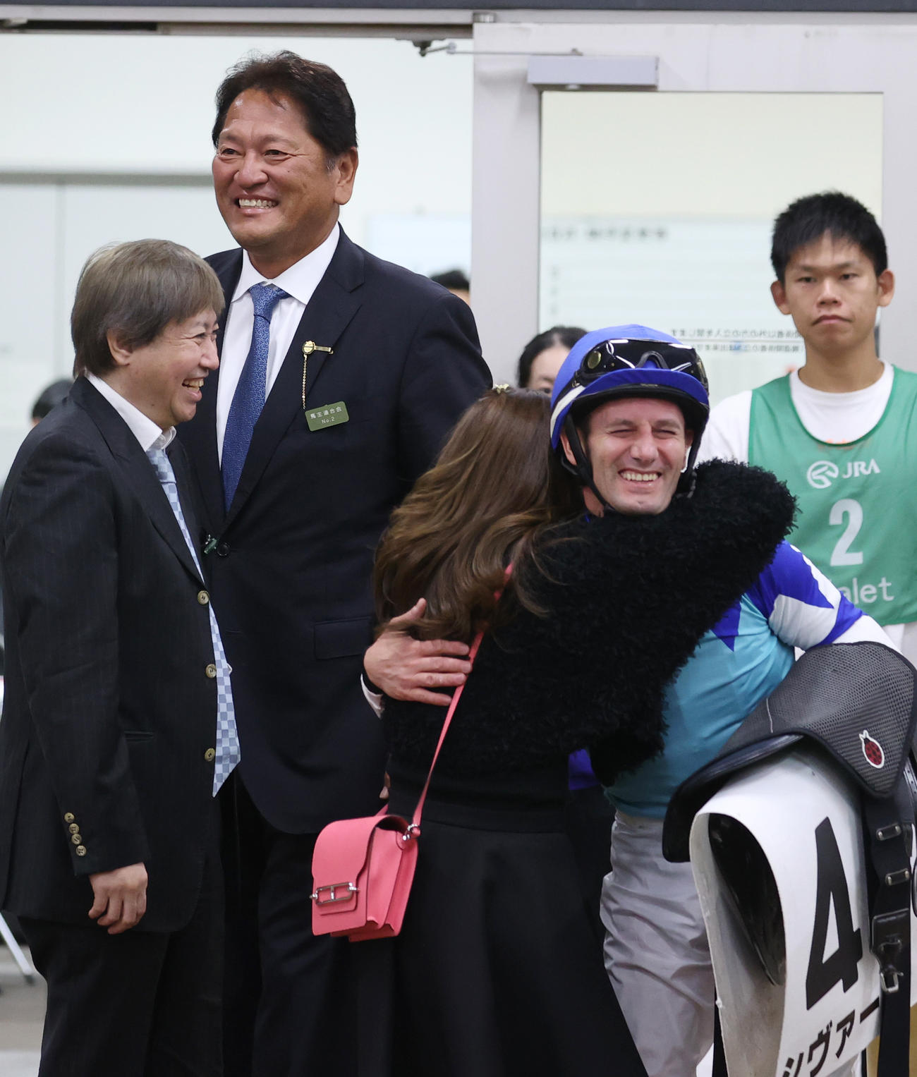 1着シヴァースの左2人目から佐々木主浩オーナー、M・デムーロ騎手は榎本加奈子夫人と抱き合う