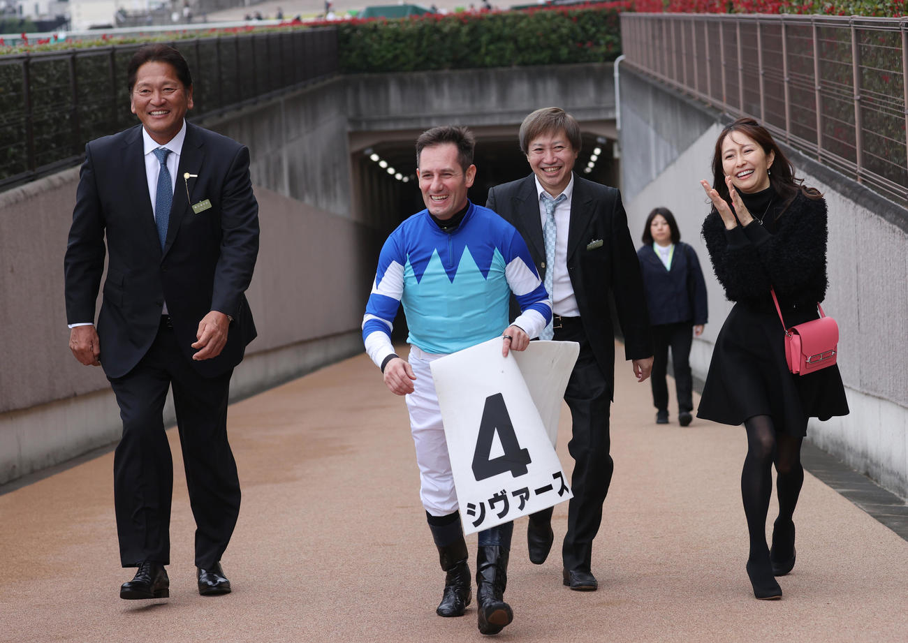 1着シヴァースの、左から佐々木主浩オーナー、M・デムーロ騎手、1人置いて榎本加奈子夫人