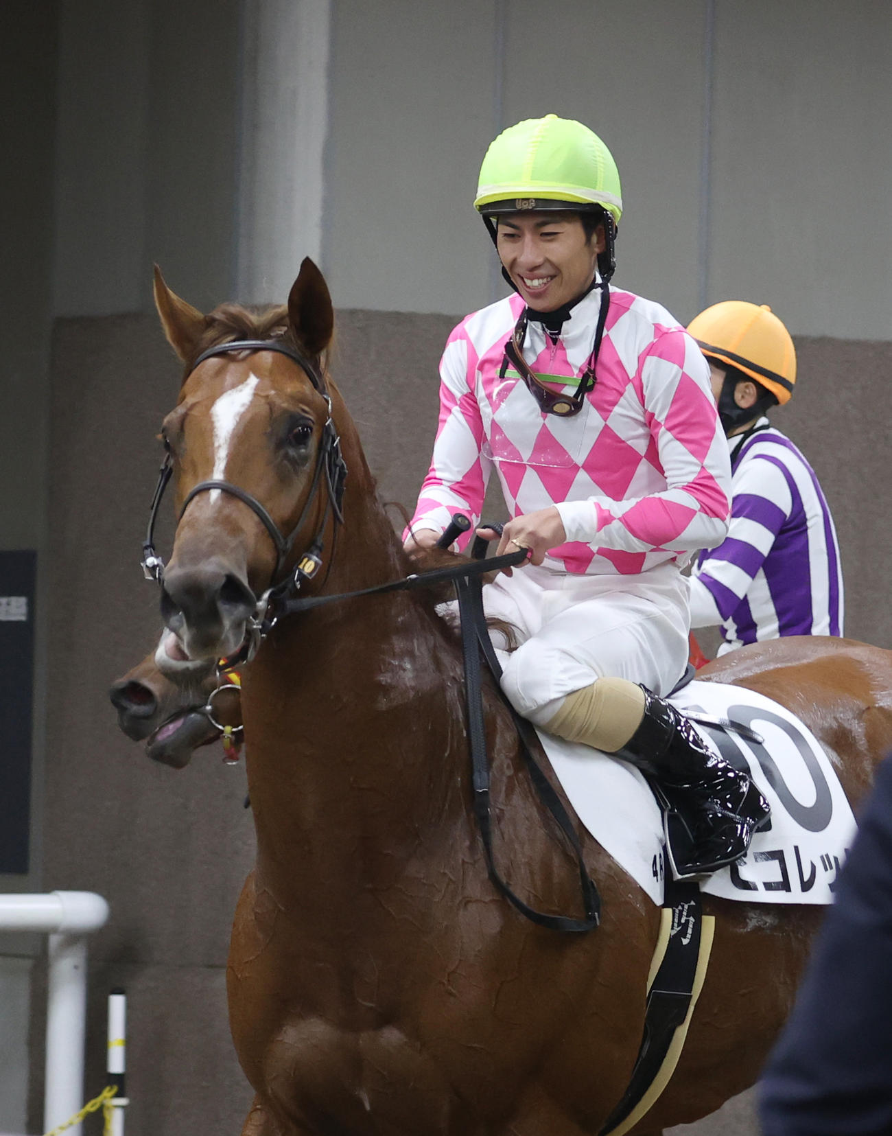 東京4R、新馬戦を制したピコレッドと木幡巧騎手（撮影・柴田隆二）
