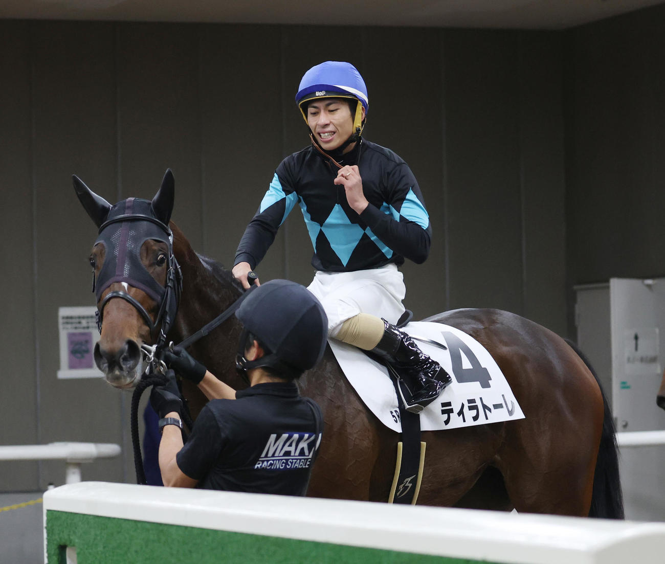 東京5R、新馬戦を制したティラトーレと木幡巧騎手（撮影・柴田隆二）