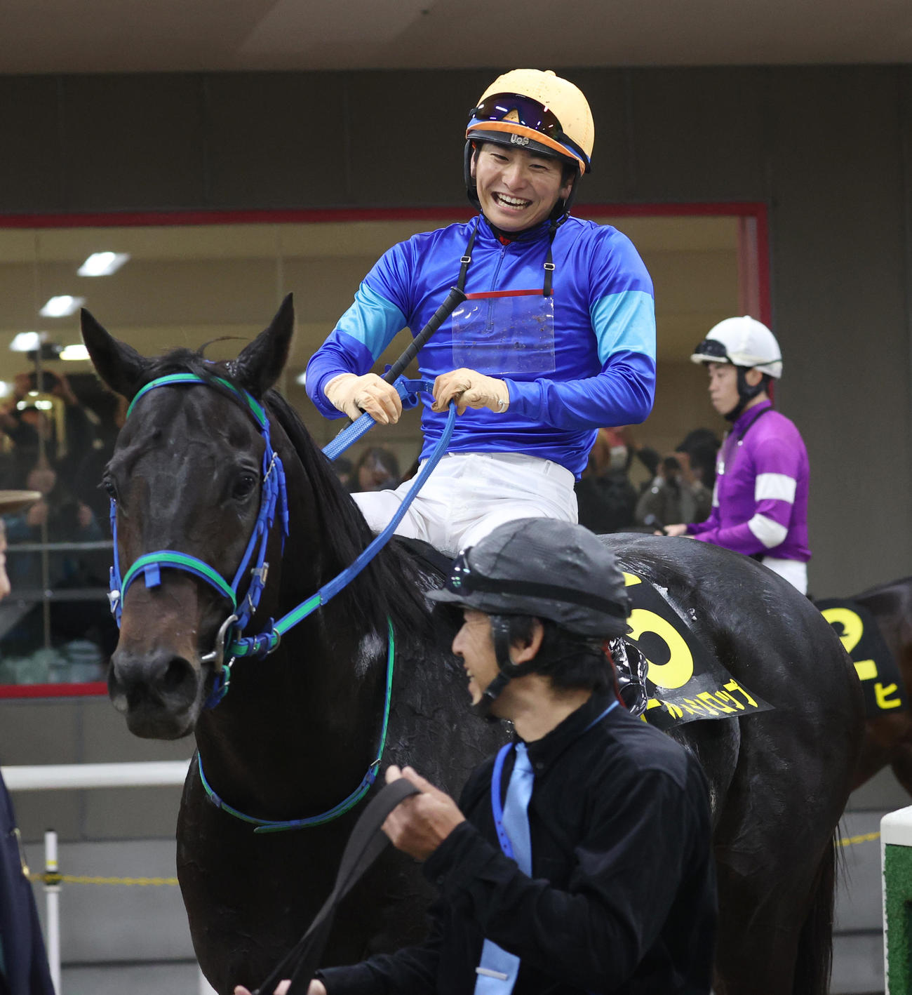 東京11R、オーロCを制したゴールデンシロップと原騎手（撮影・柴田隆二）