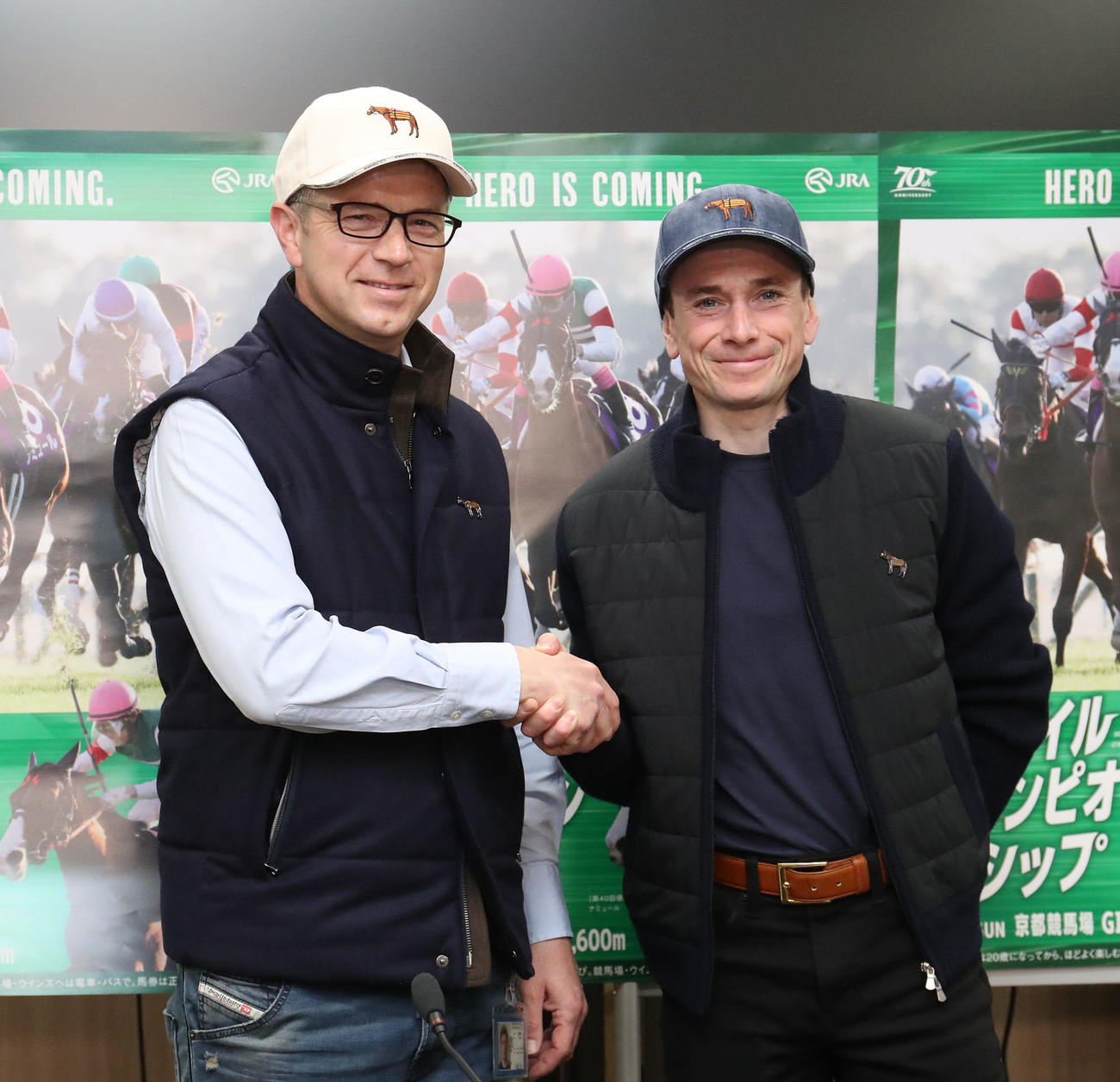 ヴェリアン師（左）と握手するムーア騎手（撮影・白石智彦）