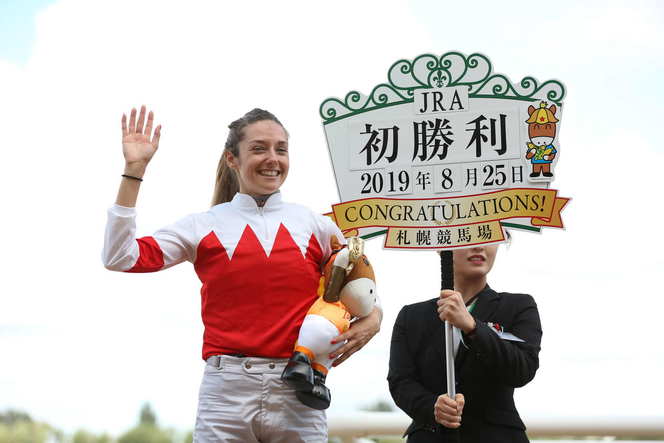 19年8月25日、WASJ第3戦を制しJRA初勝利を挙げ笑顔をみせるミシェル騎手
