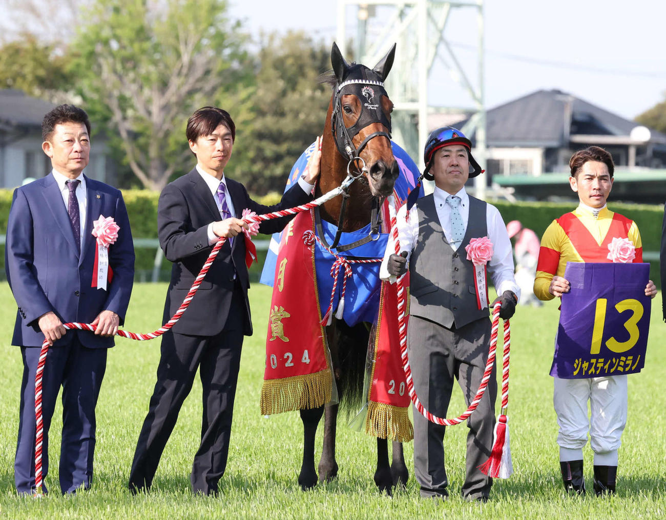 4月14日、皐月賞を制したジャスティンミラノの口取りをする友道師（左から2人目）と戸崎騎手（右から2人目）