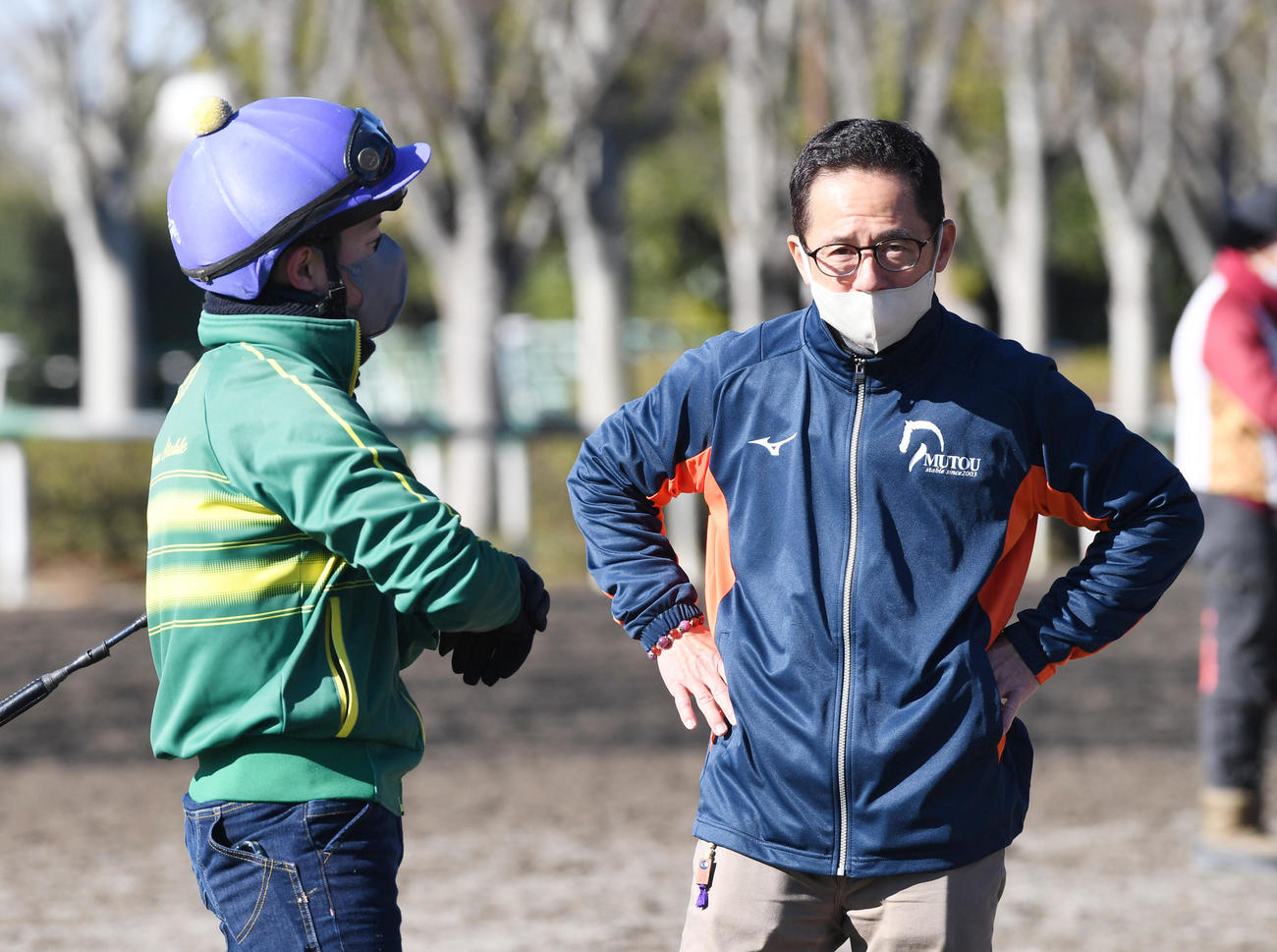 モリアーナの追い切り終えた武藤雅騎手（左）と話す武藤師
