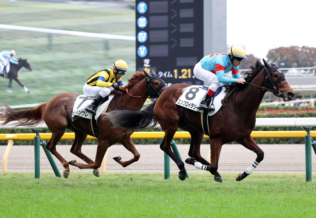 東京6R 2歳1勝クラスを制したエンブロイダリー（右）とC・ルメール騎手（撮影・鈴木正人）