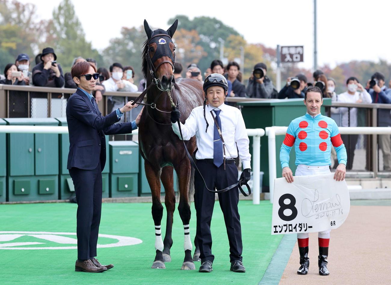 東京6R 2歳1勝クラスを制したエンブロイダリーとC・ルメール騎手（撮影・鈴木正人）