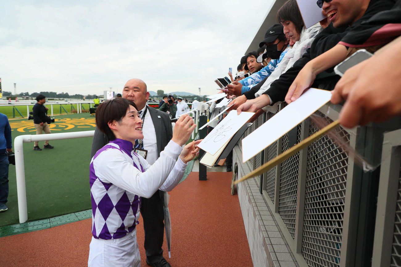 JRA初勝利を挙げた笠松競馬所属の渡辺竜也騎手は、笑顔でサインをプレゼント