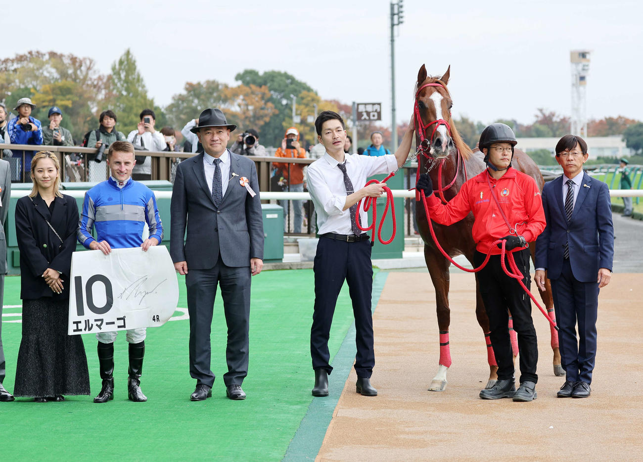 東京4R、新馬戦制したエルマーゴとT・マーカンド騎手（撮影・鈴木正人）