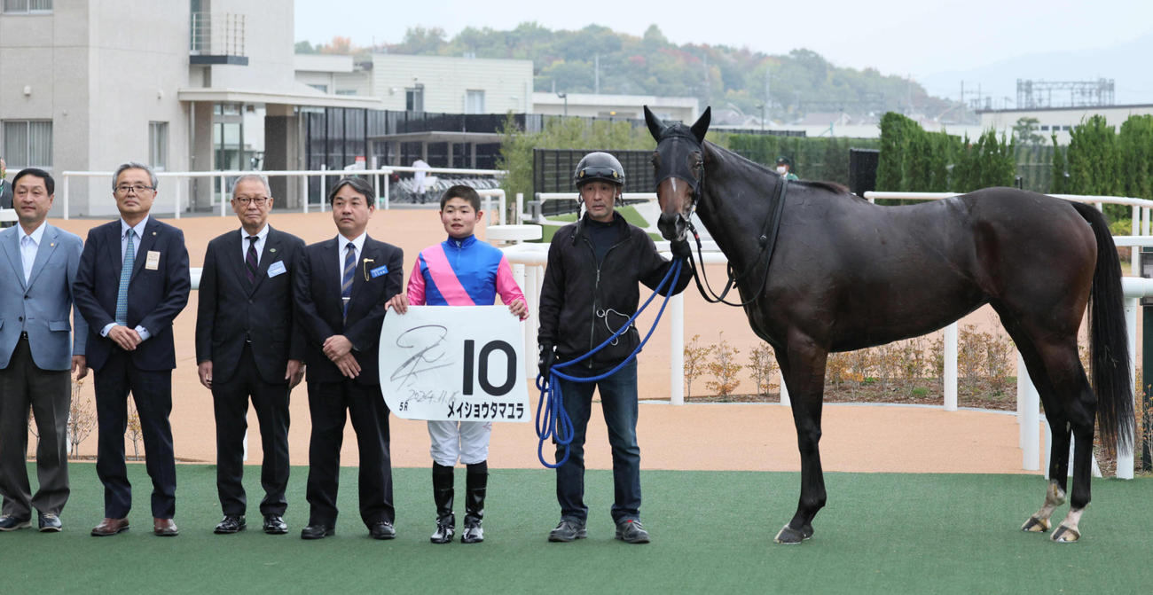 京都5R、新馬戦を制したメイショウタマユラと田口騎手ら（撮影・宮崎幸一）