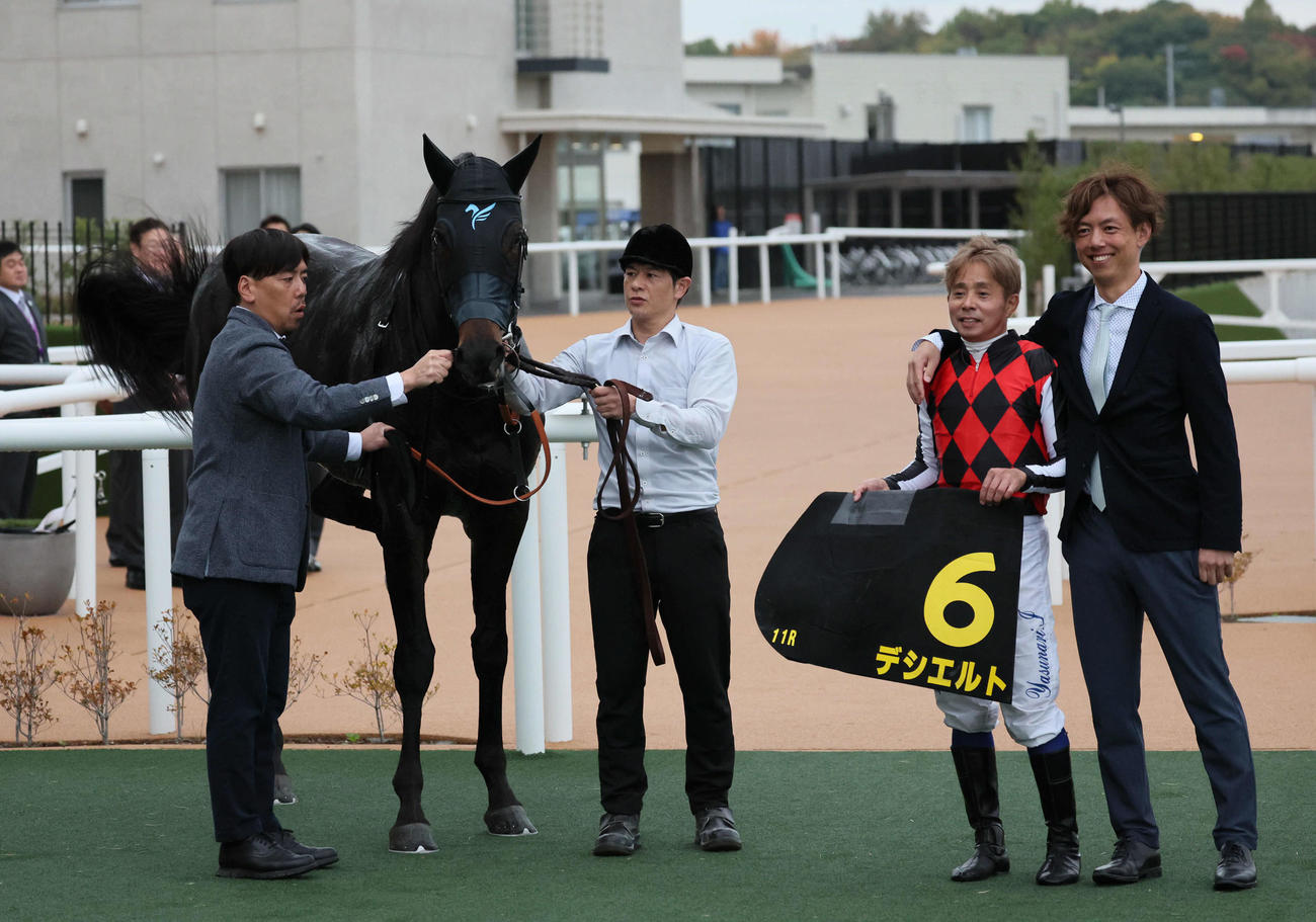 京都11R、アンドロメダSを逃げ切り勝ちしたデシエルトと岩田康騎手ら（撮影・宮崎幸一）